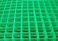 緑のビニールが溶接された鉄条網に塗った1.8mはWeldmeshシートの長方形の穴にパネルをはめる