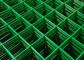 緑のビニールが溶接された鉄条網に塗った1.8mはWeldmeshシートの長方形の穴にパネルをはめる