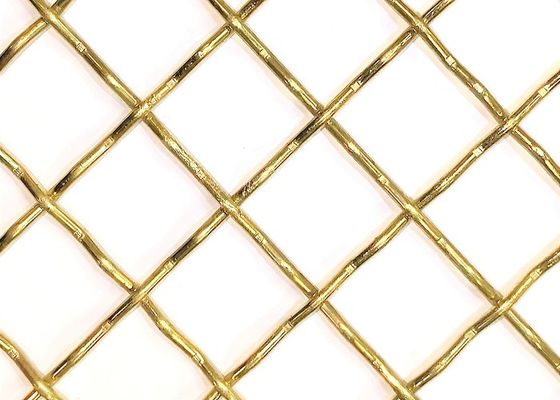 ダイヤモンドは真鍮の編まれた金網の布に穴をあける