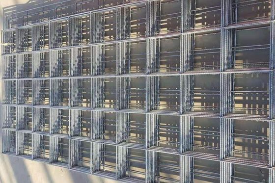 Q195 低炭素鋼の角形または長方形の穴状の溶接線網パネル