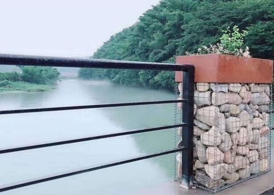 景観建築における装飾ガビオンとして使用される重量溶接線網