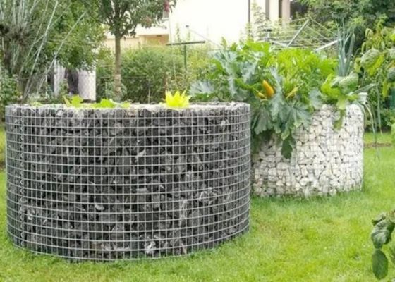 景観建築における装飾ガビオンとして使用される重量溶接線網