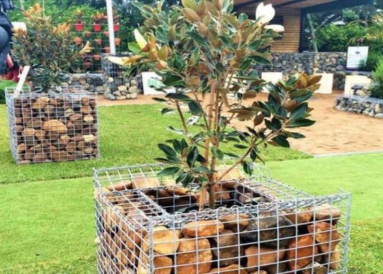 景観建築における装飾ガビオンとして使用される重量溶接線網
