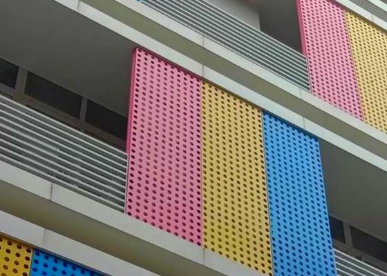 外壁の装飾のためのカラフルなPVCコーティング孔付きアルミシート