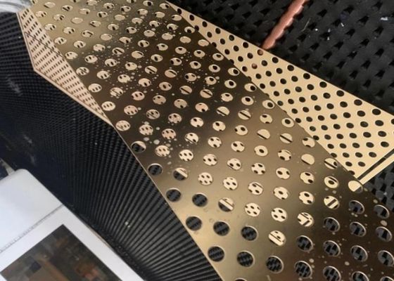 建築用フィルタリングのためのカスタマイズされた孔付き金属網状シート