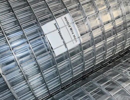 PVCコーティングされた正方形の穴溶接金網、1/4インチ、3/8インチ、3/4インチの穴サイズ、セキュリティケージと動物囲い用