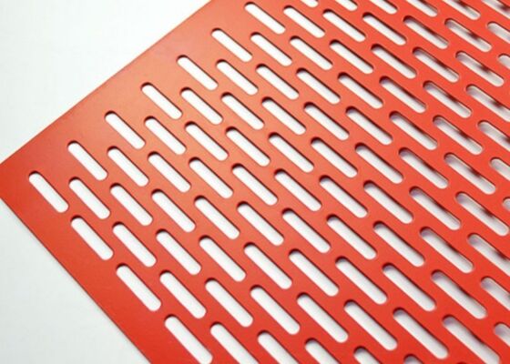 平板 孔付 金属板 磨き粉で塗装された 厚さ 0.5mm から 10mm のガルバン化 騒音制御および安全アプリケーションに適した
